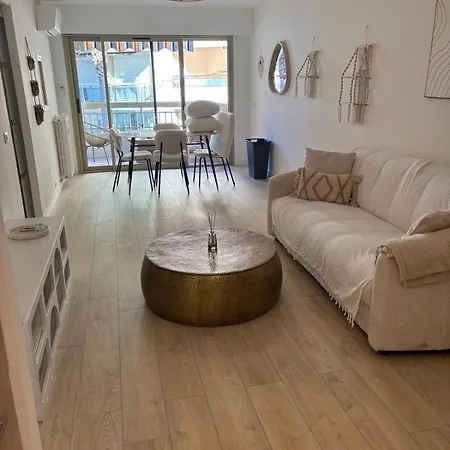 With Perfect Location And View Апартаменты Антиб